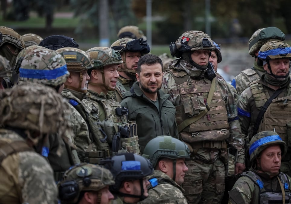 Le president ukrainien volodimir zelensky avec des soldats lors d'une visite dans la ville d'izioum en ukraine