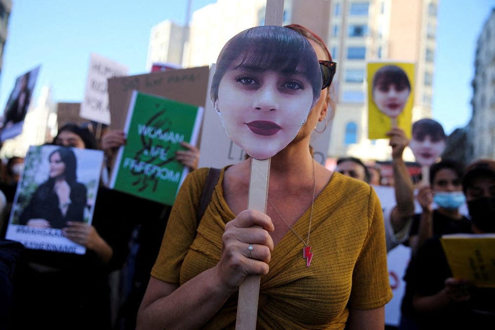 Des manifestants se rassemblent en soutien aux femmes iraniennes et contre la mort de mahsa amini sur la place callao a madrid