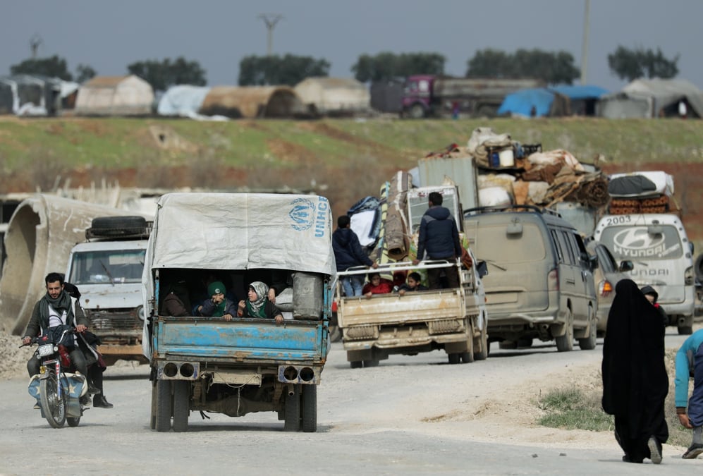 Des personnes deplacees montent dans des camions a afrine, en syrie