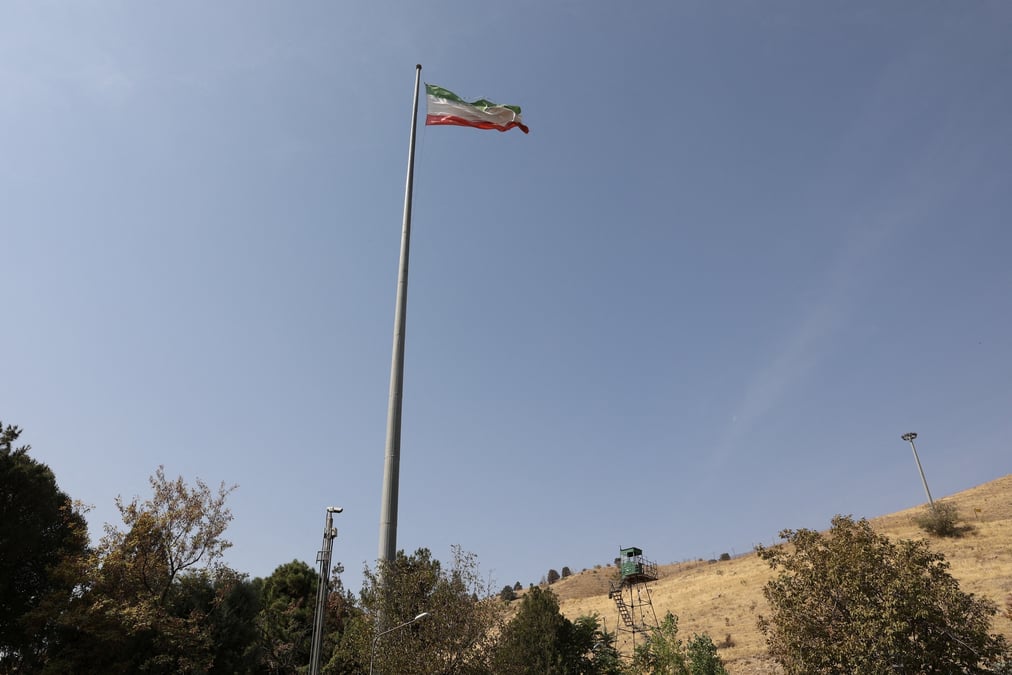 Le drapeau iranien flotte au-dessus de la prison d'evin a teheran