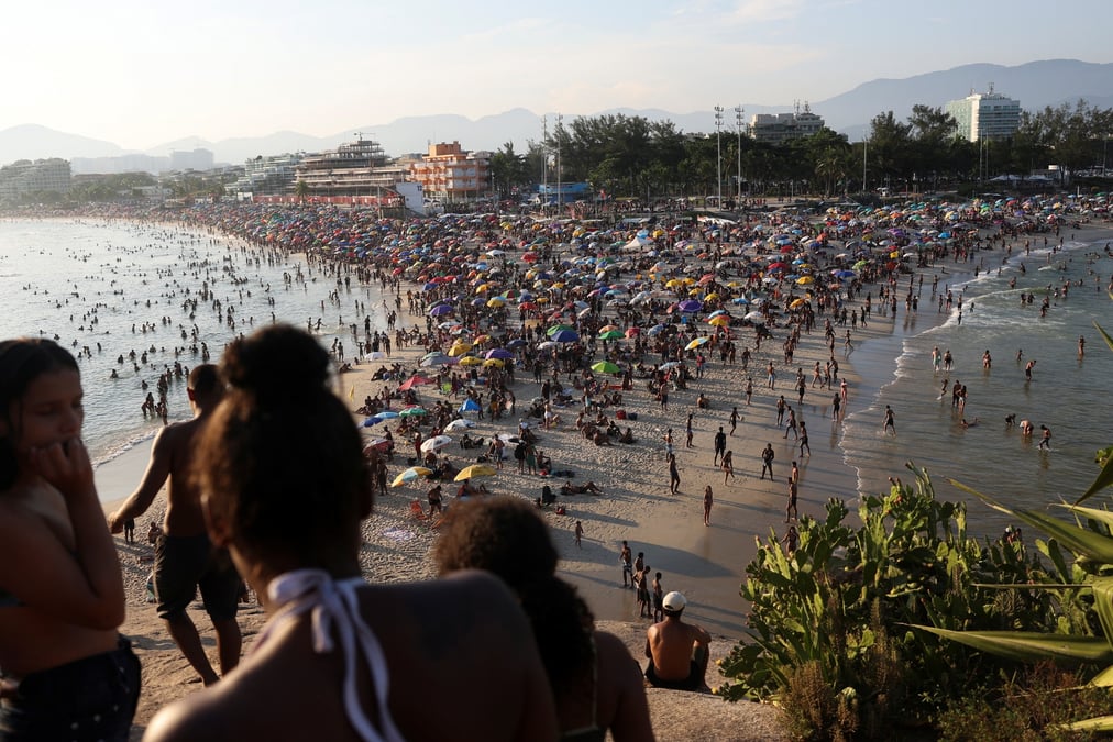 Vue de la plage de macumba pendant une vague de chaleur a rio de janeiro