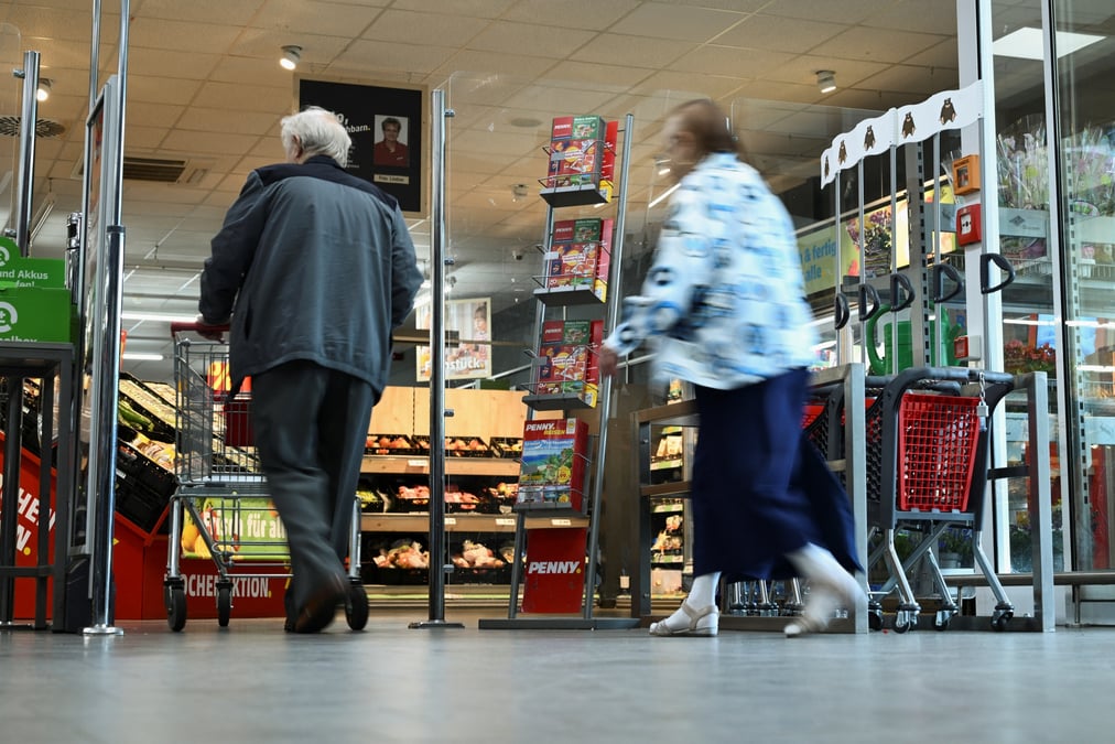 Des personnes font leurs courses au supermarche discount penny a berlin