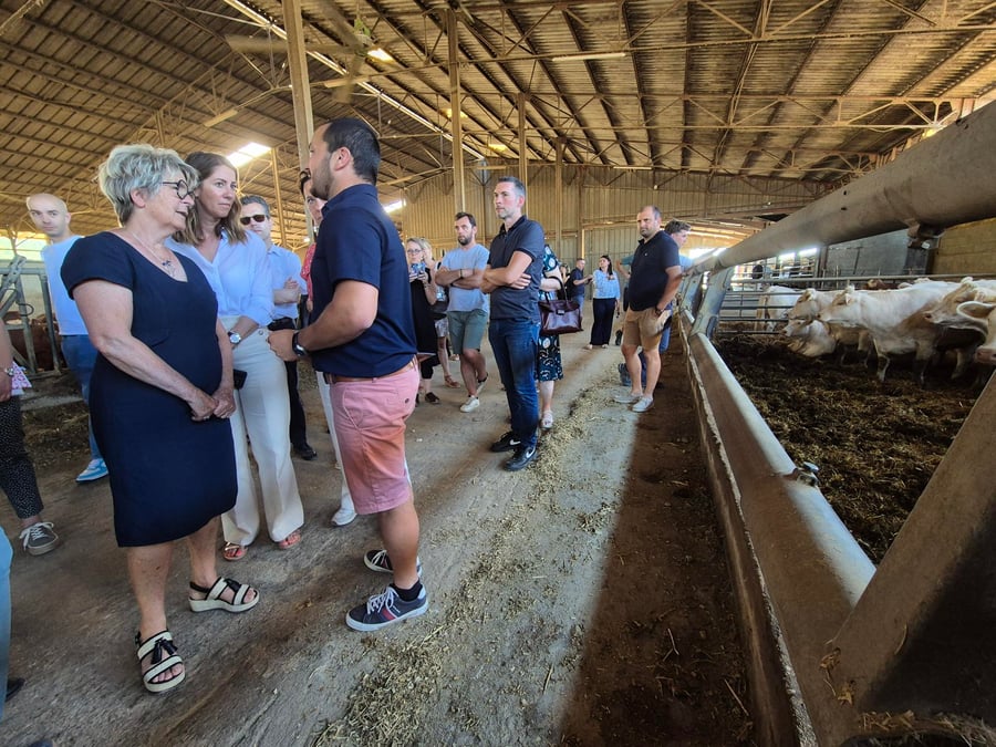 Marie-Guite Dufay visite l'exploitation de Sébastien Asdrubal, agriculteur à Is-sur-Tille (Côte-d’Or)