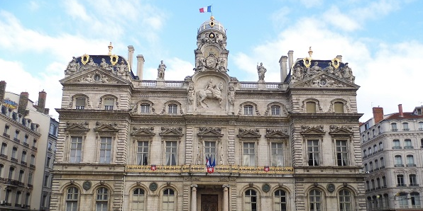 Epinglées par la préfecture du Rhône pour leurs congés menstruels, interruption de grossesse et/ou 2e parents, la Ville et la Métropole de Lyon interpellent l’État.