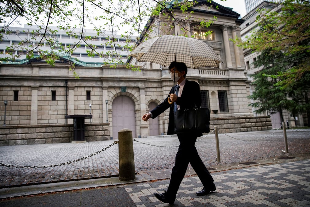 Un homme marchant devant le batiment de la banque du japon a tokyo