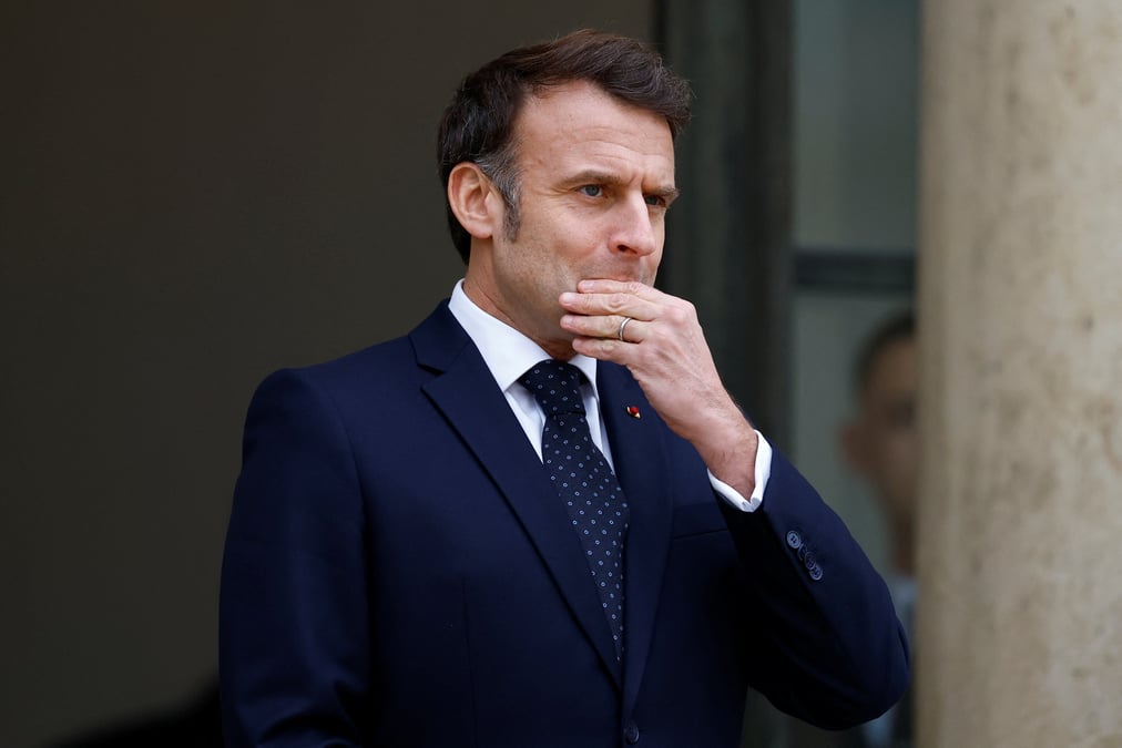 Emmanuel Macron se rend lundi 24 février à Washington pour tenter de négocier avec Donald Trump.