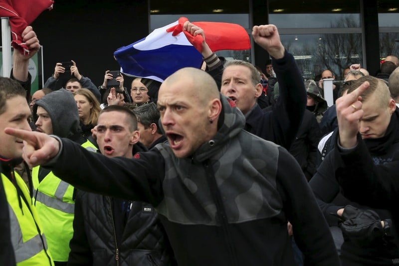 Une vingtaine d'interpelles apres une manifestation interdite a calais