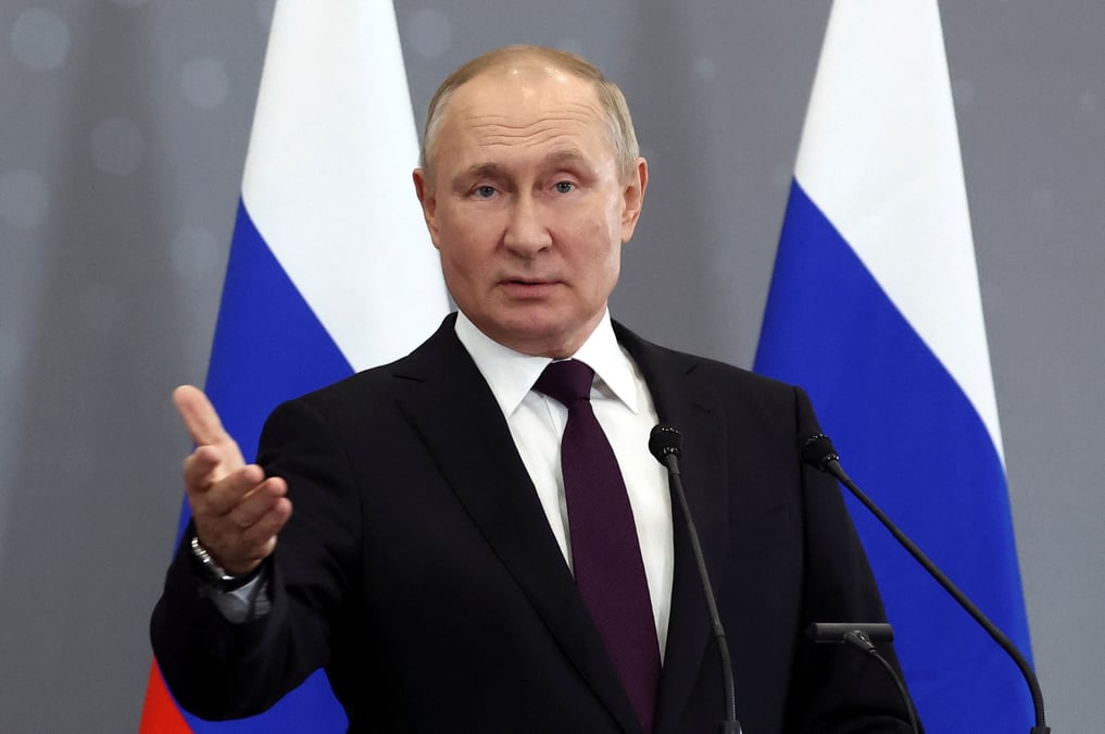 Le president russe vladimir poutine assiste a une conference de presse a l'issue du sommet des dirigeants de la communaute des etats independants (cei) a astana