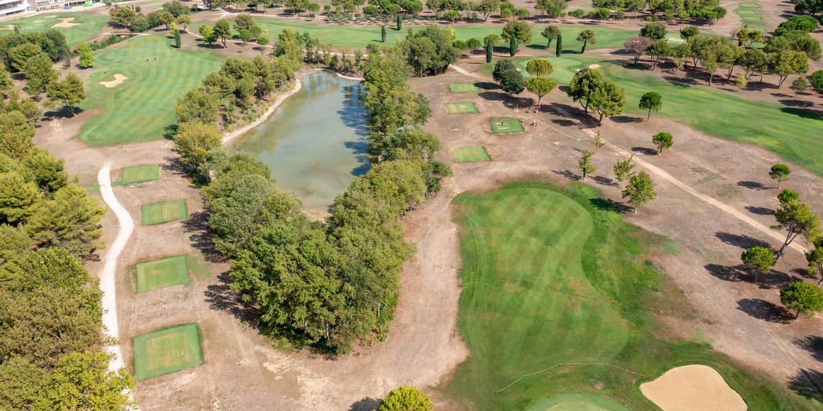 Certains golfs, comme celui de Massane près de Montpellier, ont notamment arrêté d’arroser les fairways, bandes courtes entre le départ et le green, pour réduire leur consommation d'eau.