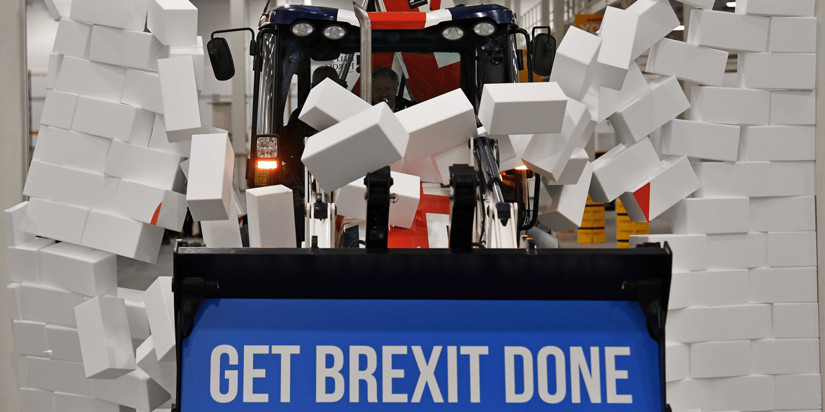 En pleine campagne pour les législatives, Boris Johnson fonce, au volant d'un bulldozer aux couleurs britanniques, vers un mur en briques de polystyrène sur lequel on peut lire le mot "impasse".