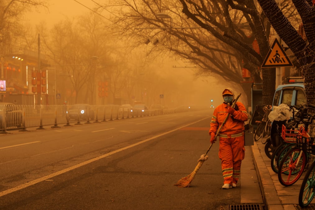 La capitale chinoise pekin enveloppee par un epais nuage de poussiere