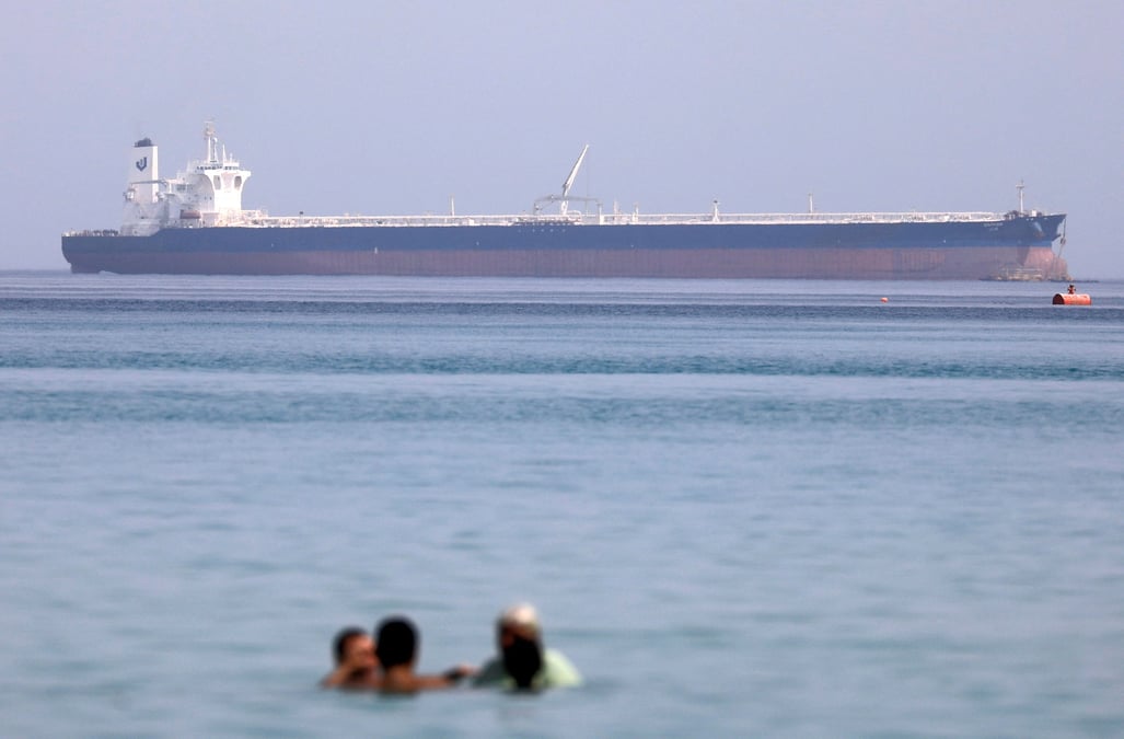 Un navire petrolier traverse le golfe de suez en direction de la mer rouge