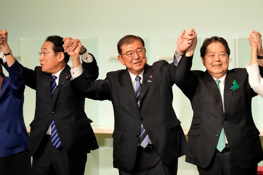 Shigeru ishiba, au centre, fete son election a la tete du parti au pouvoir au japon