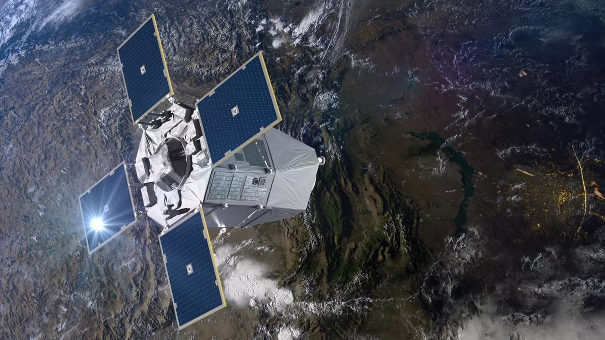 Opérée techniquement par le CNES et opérationnellement par le Commandement de l'espace (CDE) depuis Toulouse, cette constellation de trois satellites, dotée d'une résolution de moins de 20 cm (classifiée), va fournir des images optiques et infrarouge à très haute résolution (de jour et de nuit) via les stations sol de Creil (DRM) et Kiruna en Suède.