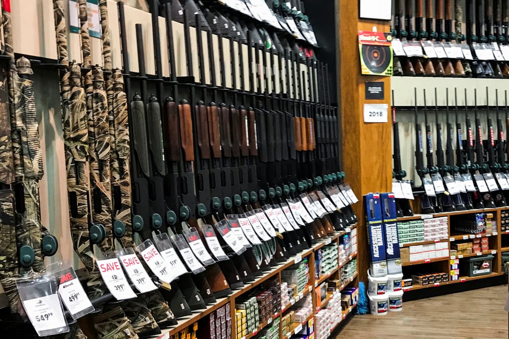 Etats-unis: deux distributeurs vont limiter leurs ventes d'armes