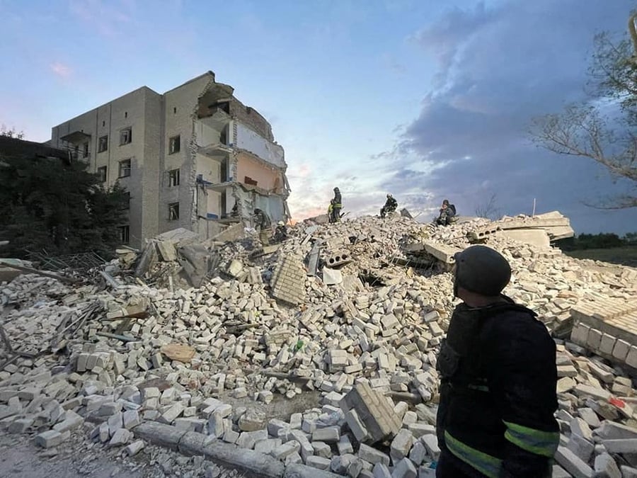 Ukraine: six morts dans une attaque de roquettes contre un immeuble du donbass