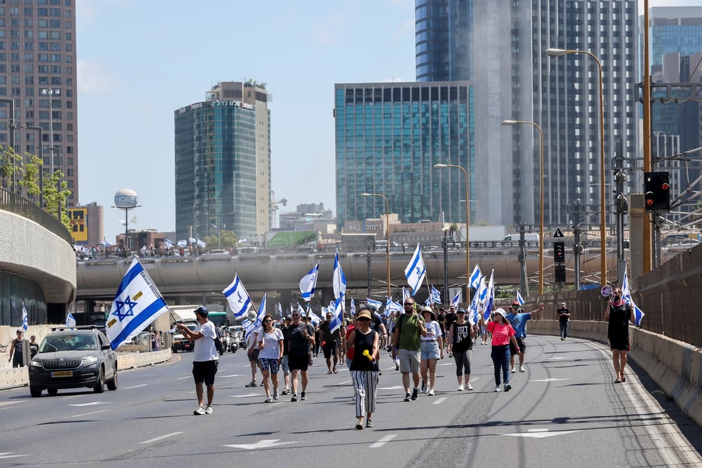 Des personnes manifestent lors de la "journee de perturbation" a tel aviv, israel