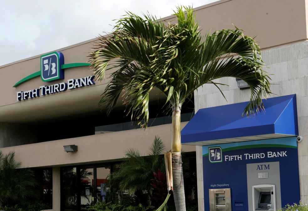 Photo d'archives d'une succursale de fifth third bank est montree a boca raton, aux etats-unis