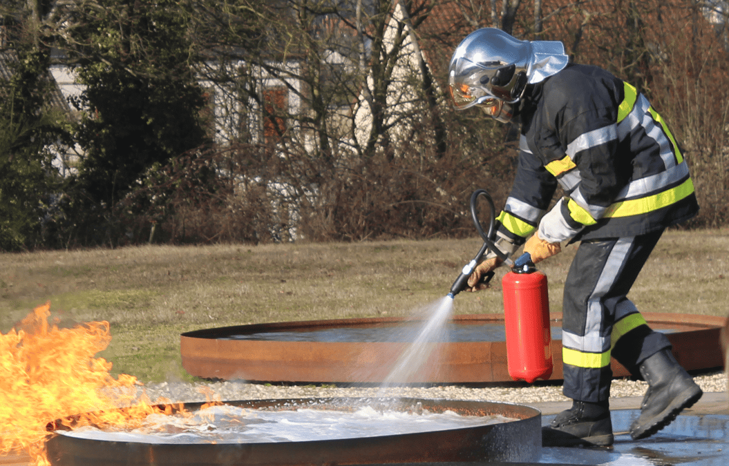 Eurofeu dispose de sa propre aire de feu, où sont systématiquement testés les extincteurs qui sortent des chaînes de l’usine de Senonches.