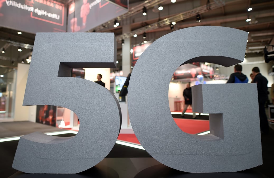 5g: la france mise sur la souverainete europeenne mais n'exclut personne, dit macron