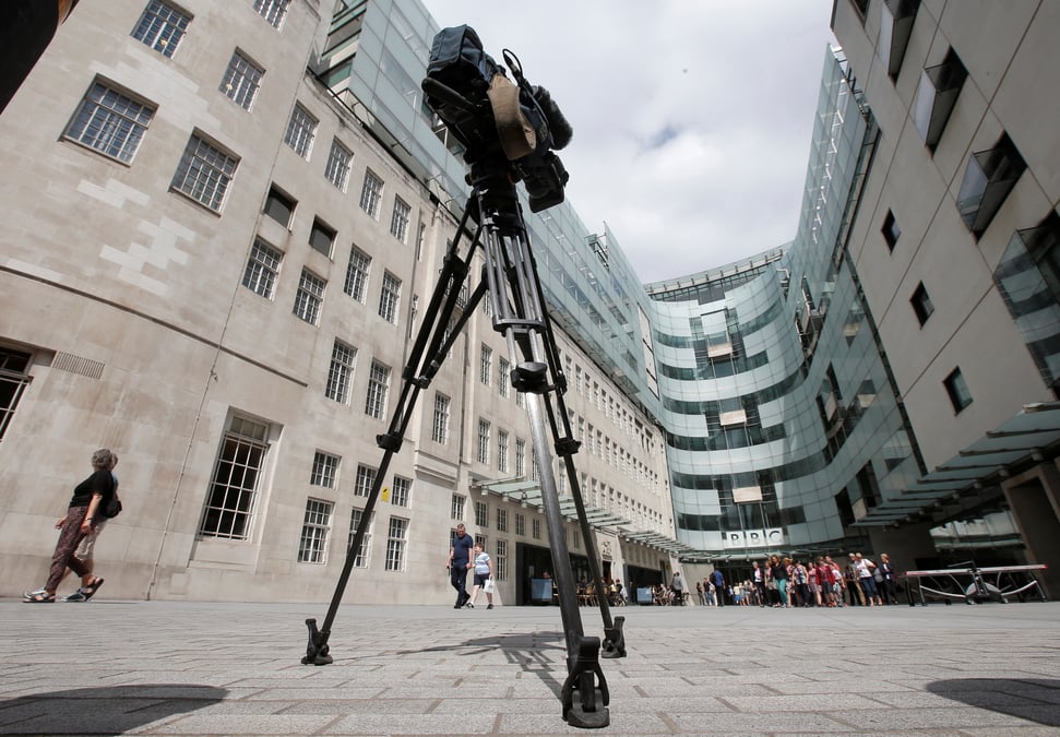 La chine critique la bbc, son conflit avec la grande-bretagne s'intensifie