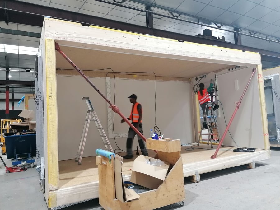A Balbigny, à mi-chemin de Noirétable et de Lyon, autre lieu, autre ambiance. D'ici sortent des modules plus élaborés avec, au choix, buanderies, bureaux, placards, salles de bain, toilettes...