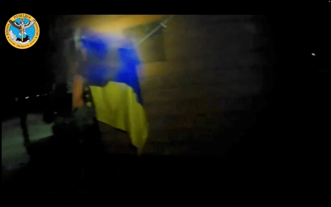 Un soldat ukrainien accroche un drapeau ukrainien lors d'une "operation speciale" dans la region de crimee