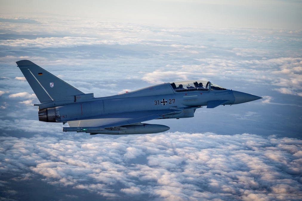 Photo d'archives: un avion eurofighter accompagne le vol du chancelier allemand olaf scholz