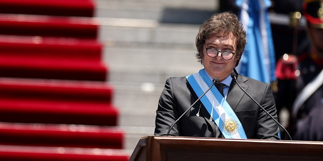 Dès son arrivée au pouvoir en décembre dernier, l’actuel président, Javier Milei, a appliqué d'emblée un drastique programme d'austérité budgétaire pour redémarrer l’économie de son pays et maîtriser l’inflation.