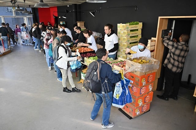 Distribution alimentaire pour des étudiants à Paris.