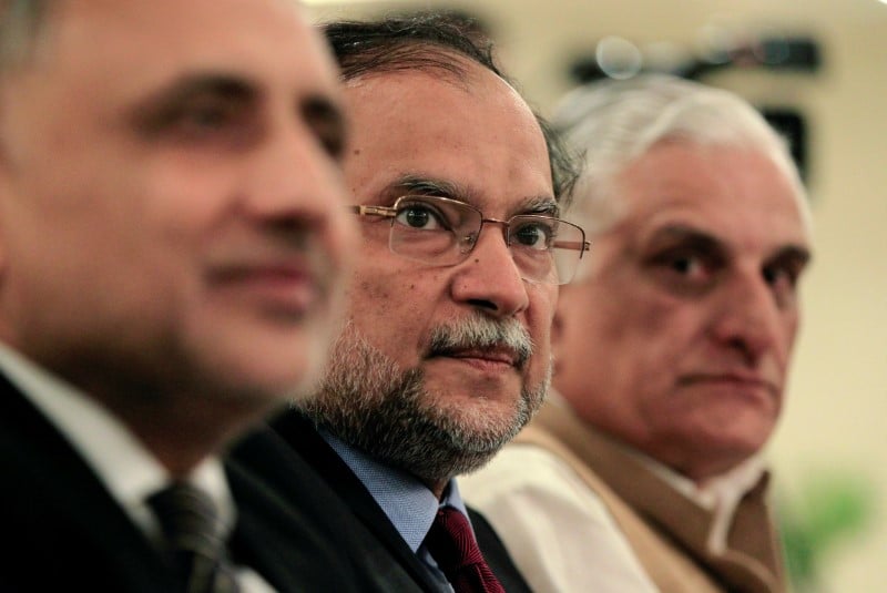 Le ministre pakistanais de l'interieur blesse par balle