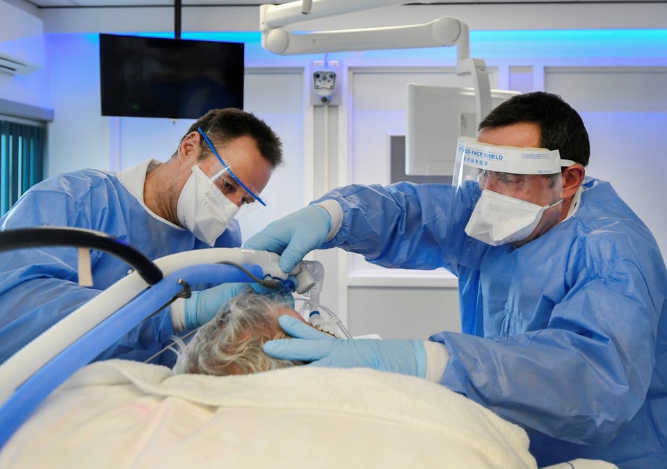 Pays-bas: des hopitaux contraints de deprogrammer des soins en raison du covid-19