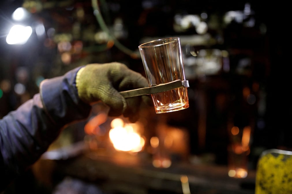 Photo d'archives d'un employe tenant un verre alors qu'il travaille dans une usine pres d'orleans en france