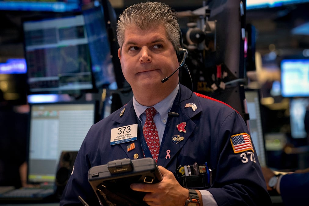 Un trader travaille sur le parquet de la bourse de new york