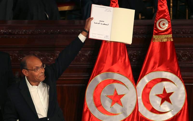 Hollande à Tunis pour la cérémonie d'adoption de la Constitution