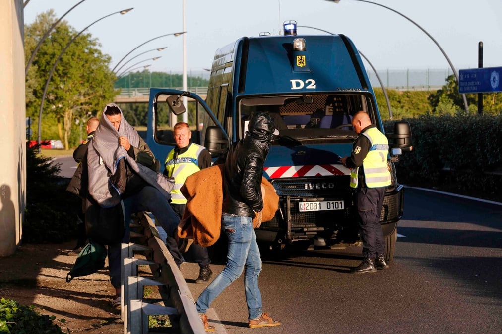 Paris renforce la securite du site eurotunnel apres un 9e mort