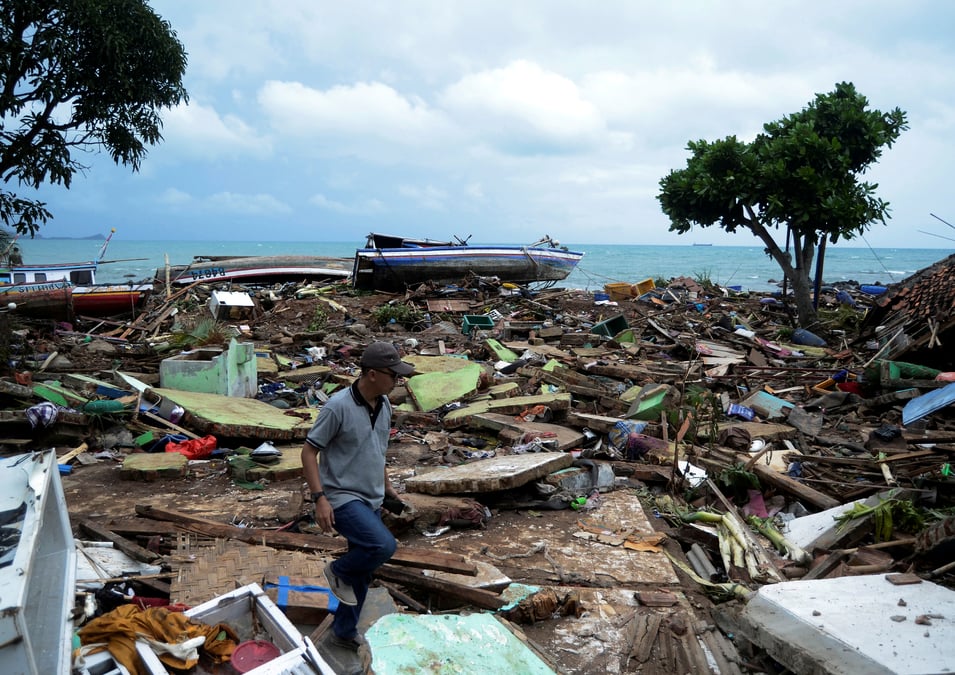 Indonesie: le bilan du tsunami passe a 280 morts, les recherches continuent