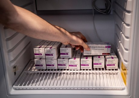 Le danemark va arreter definitivement le vaccin astrazeneca, rapporte la chaine tv2