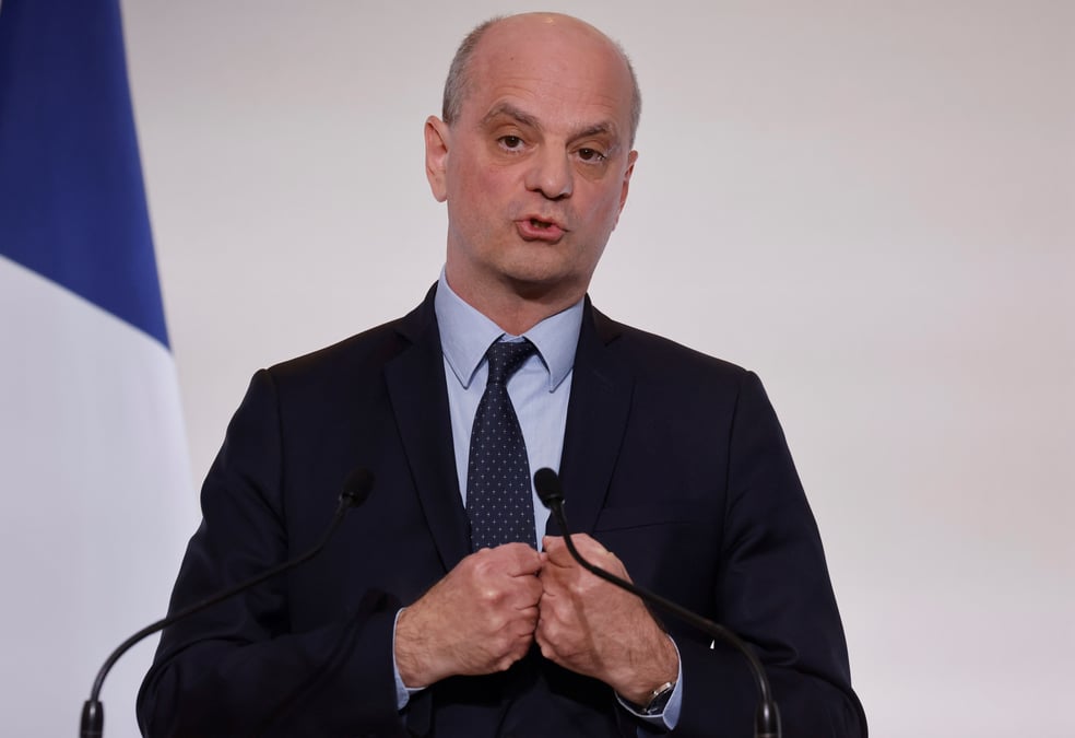 Le ministre de l'education nationale recoit une premiere dose d'astrazeneca