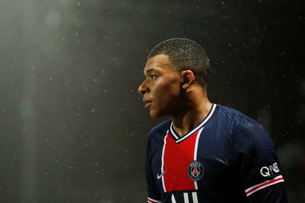 Football: kylian mbappe va rester au paris-saint-germain, rapporte l'equipe