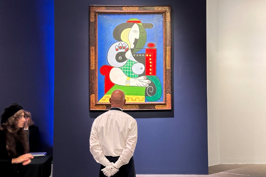 Le tableau de pablo picasso "femme a la montre" de 1932 est expose lors d'une vente aux encheres chez sotheby's a new york