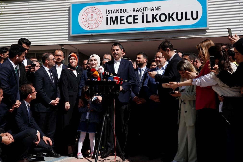 Le candidat a la mairie de l'akp, kurum, vote lors des elections locales a istanbul