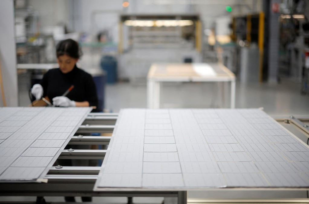 Une employee travaillant dans une usine en france