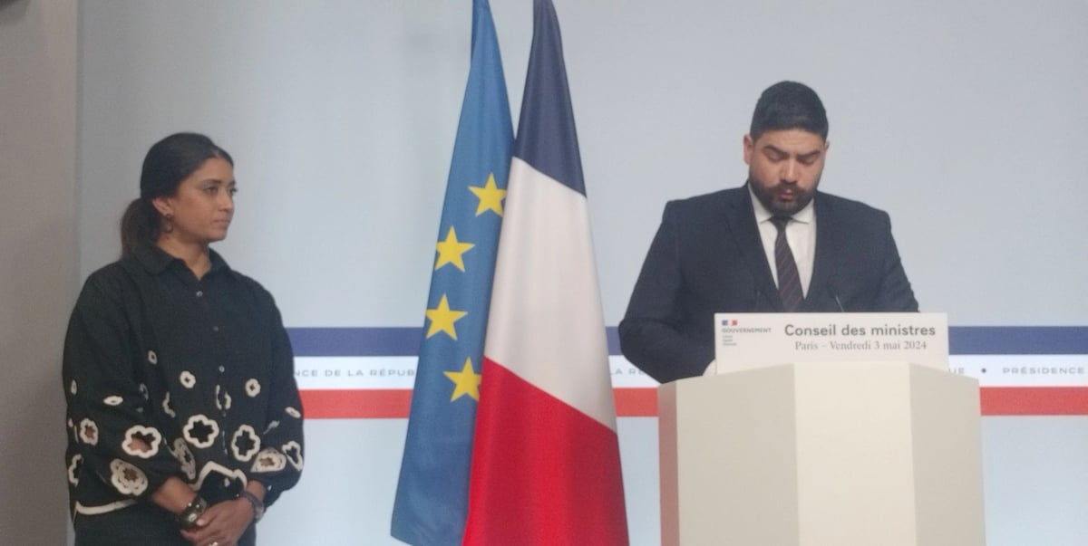 De gauche à droite: la porte-parole du gouvernement Prisca Thévenot et le ministre du Logement Guillaume Kasbarian à la sortie du Conseil des ministres le 3 mai 2024.