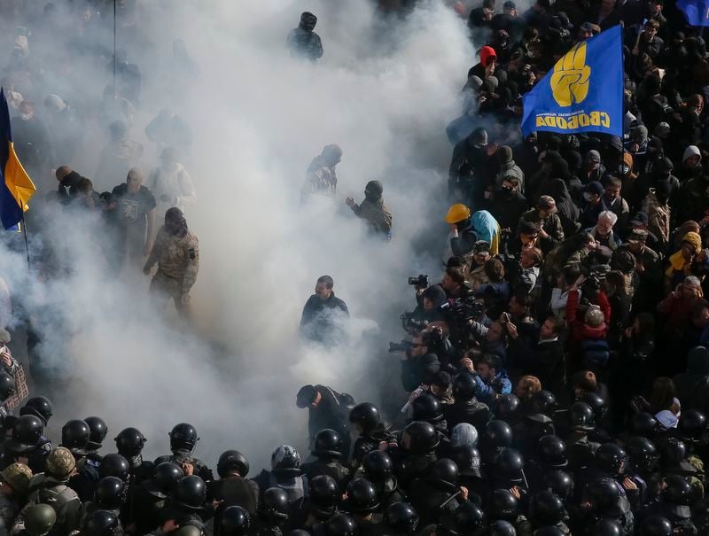 L'Ukraine légifère contre la corruption, des heurts éclatent
