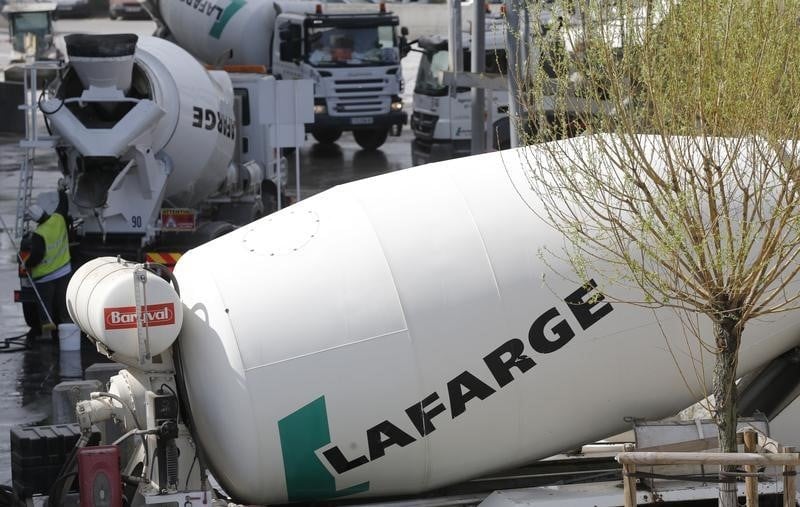 Lafarge, plus forte baisse du cac 40 a mi-seance