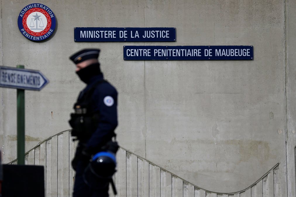 Belloubet appelle a la reprise dans les prisons, evoque des sanctions