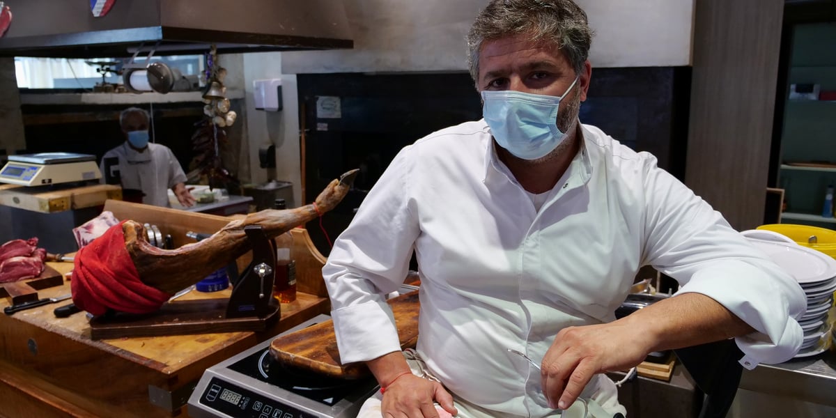 Rolland Schembri, propriétaire de restaurant, pose durant une interview avec Reuters, après que le gouvernement a annoncé la fermeture pendant deux semaines des cafés et restaurants à Marseille et à Aix pour limiter la propagation du coronavirus (le 25 septembre 2020 à Marseille)