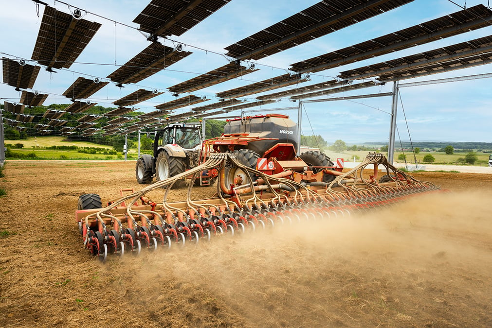 Cette canopée constituée de 5.508 panneaux photovoltaïques permet le passage des engins agricoles.