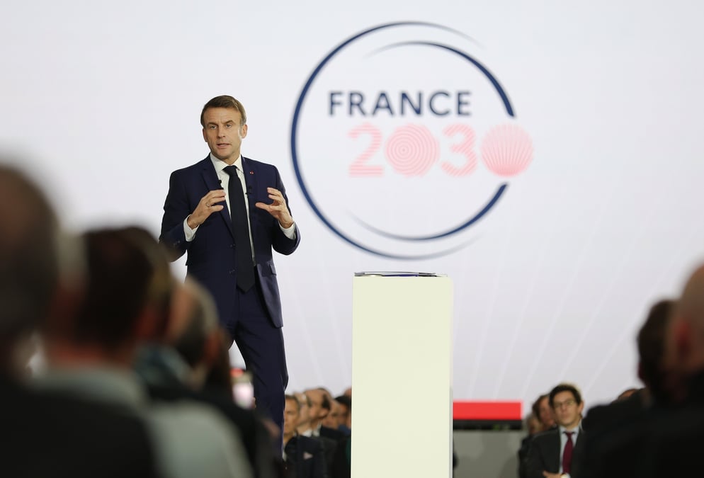 À l'occasion de sa venue à Toulouse en décembre 2023, Emmanuel Macron s'est montré critique à l'égard du récent accord européen sur la régulation de l'intelligence artificielle.